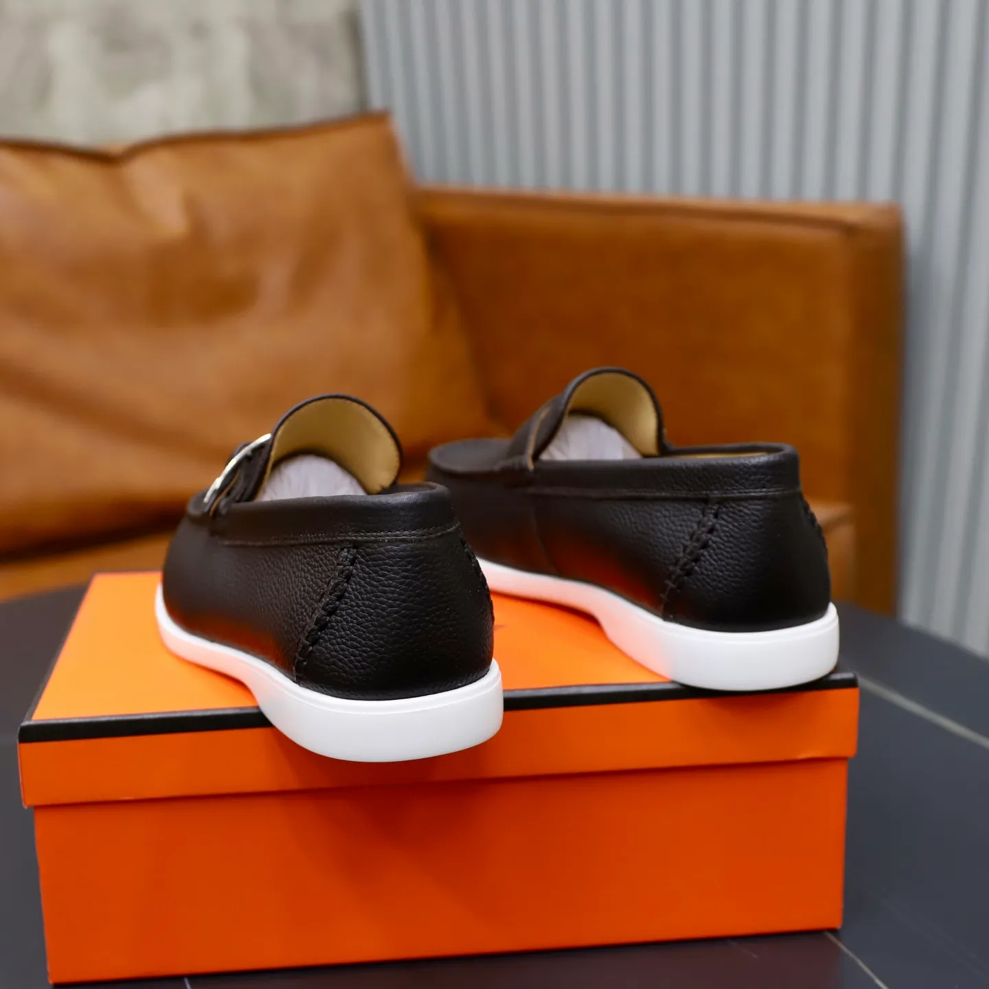 Ex-factory price: 560💰Hermès/Hermès slip-on men's shoes. This shoe is made of imported pebbled cowhide. It has simple and smooth lines and is combined with aerodynamically designed 3CM rubber foam ultra-light soles! Youthful and fashionable, classic H-shaped hardware buckle decoration, calf lining gently wraps the feet, with logo cowhide feet, casual and urban style, highlighting youthful vitality, sports and leisure version, super versatile, code number: 38-39-40-41-42-43-44 standard leather shoe size (45 can be customized but does not support returns)